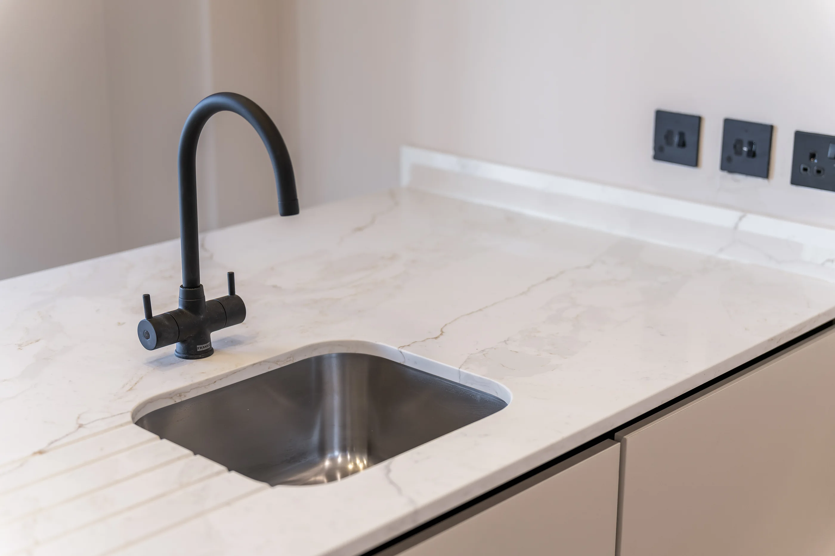 Undermount sink and black tap in quartz